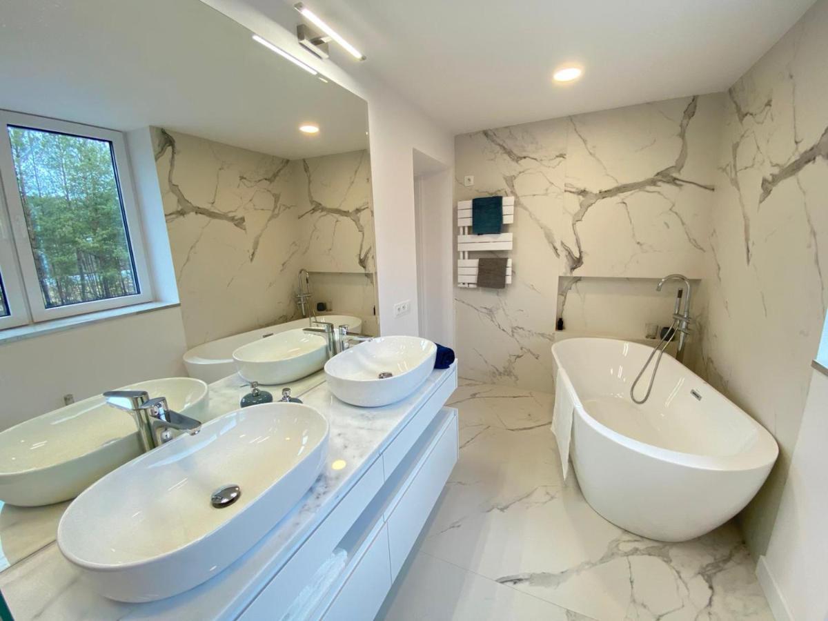 Apartment Luksusowa Pod Lasem, - Shared Garden, Sauna, Wood Hot Tub! Hot Tub Seasonal! Otwock